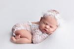 Newborn photo shoot - universal pose
